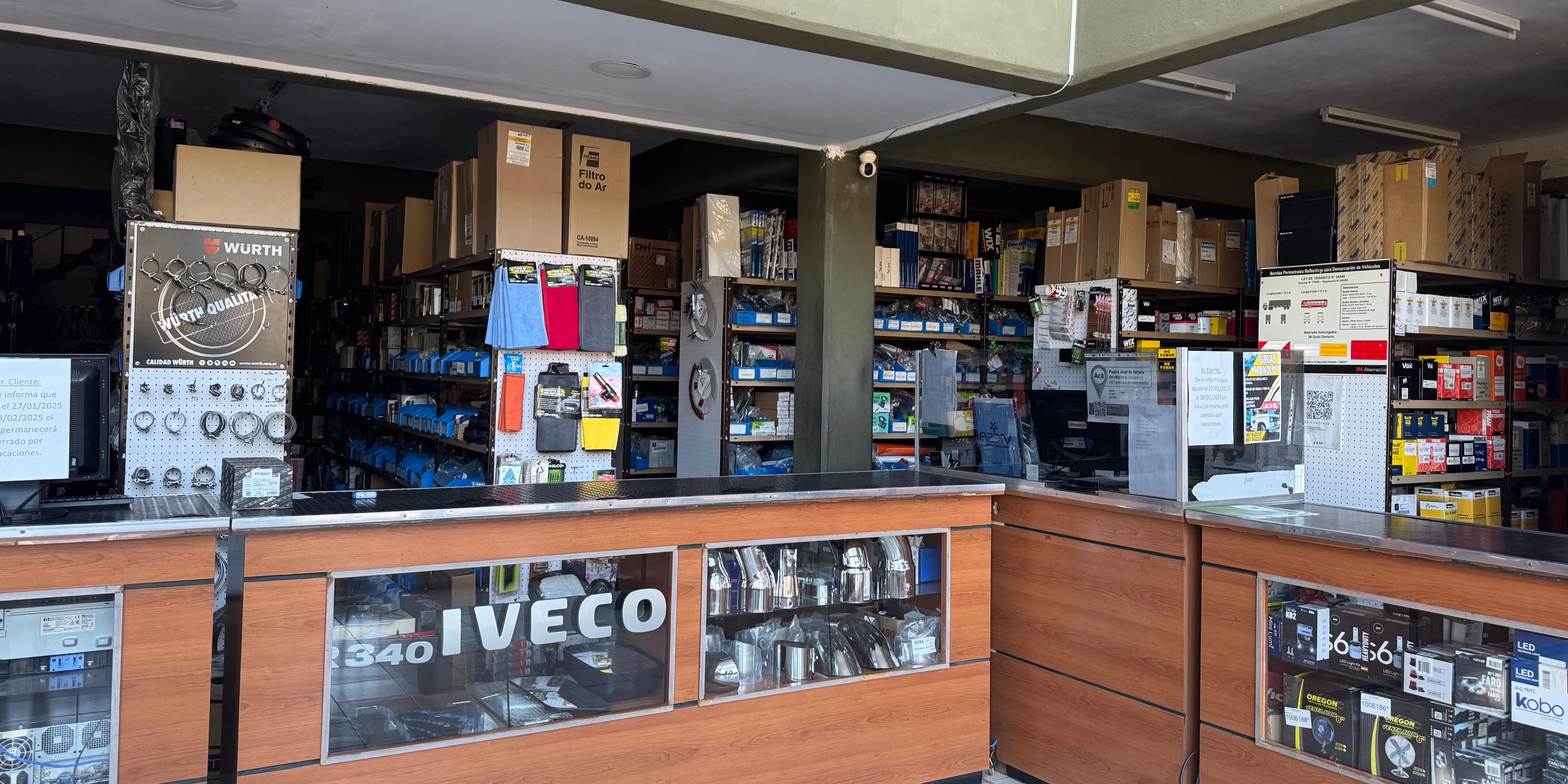 Interior del negocio con repuestos