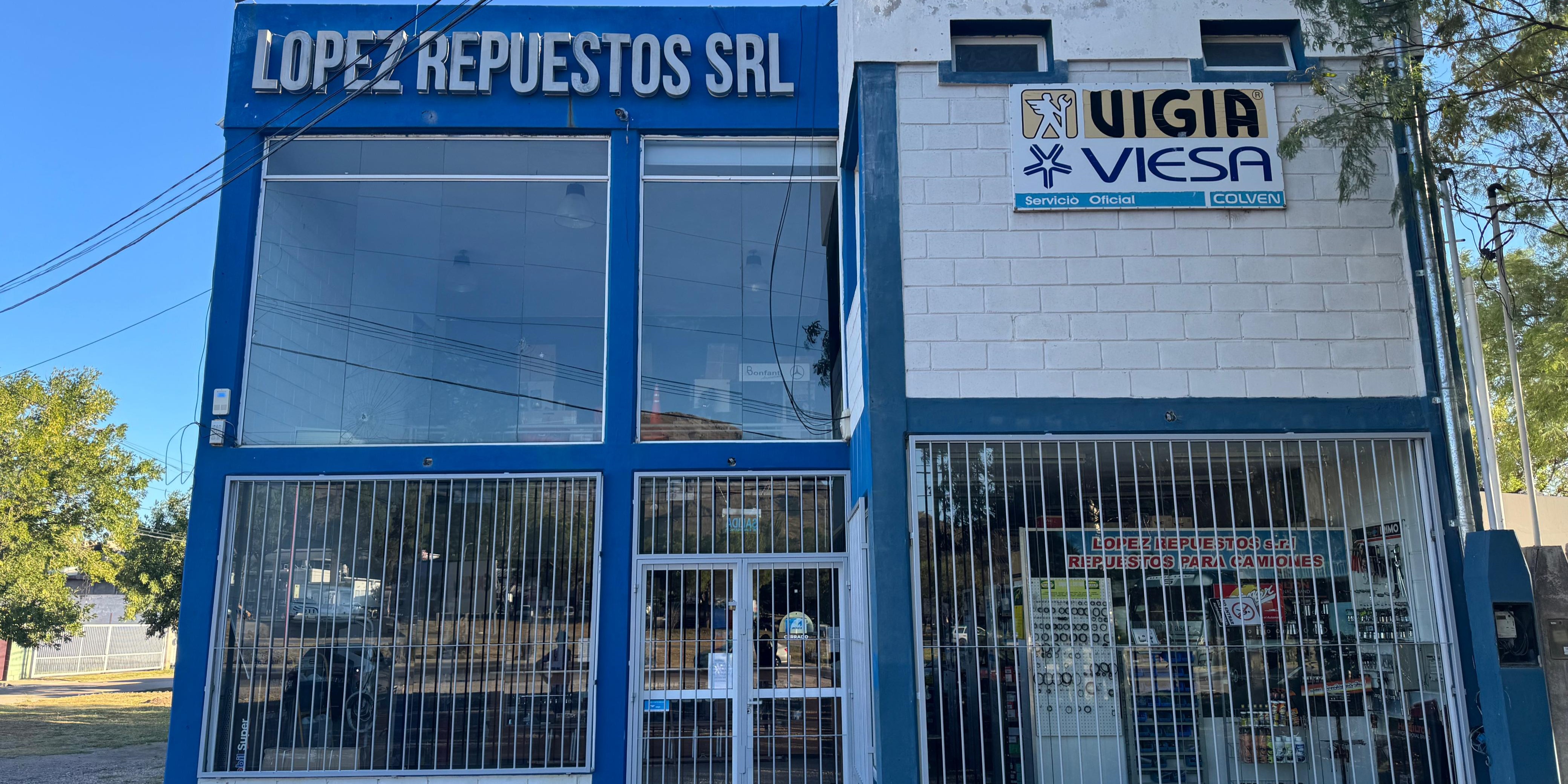 Frente del negocio de Transporte Lopez